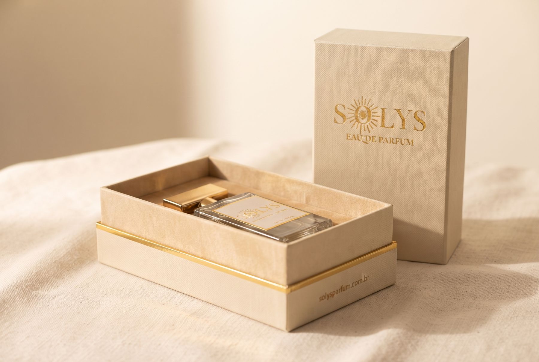 Caixa SOLYS aberta com frasco em veludo bege